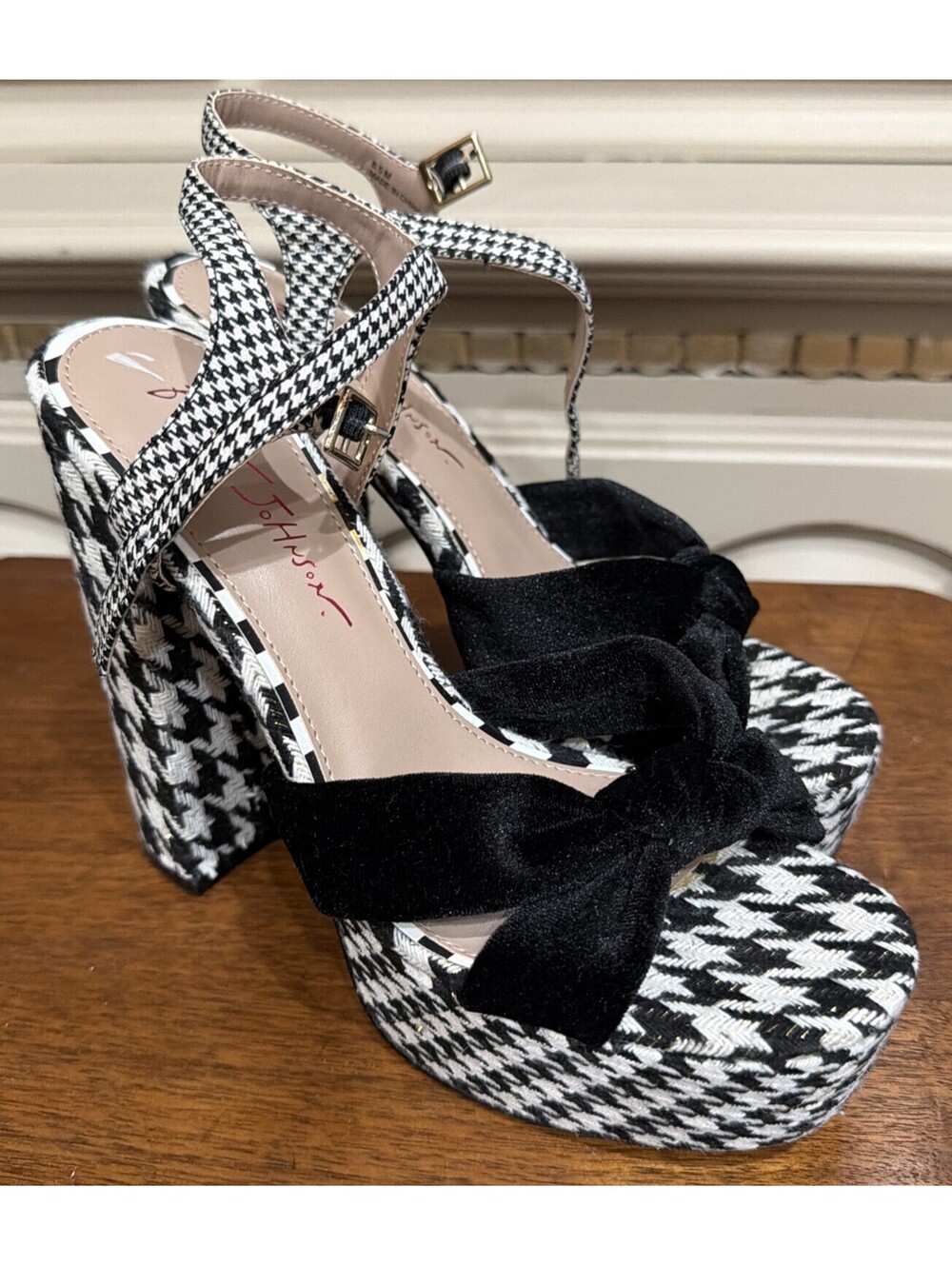 PRISTINE Betsey Johnson Melanni Houndstooth Platform Heels Velvet Bow Size 8.5
